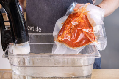 Pulled Pork zum Sous-Vide-Stick ins Wasserbad geben
