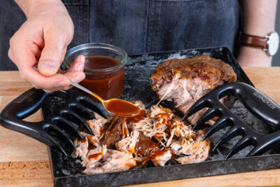 Fleisch zerrupfen und mit der Soße vermischen