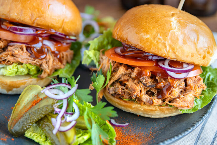 Pulled Pork Sous-Vide gegart als Burger angerichtet
