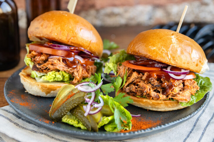 Pulled Pork Sous-Vide gegart als Burger angerichtet