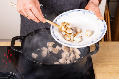 Putenfleisch etappenweise im Bräter anbraten