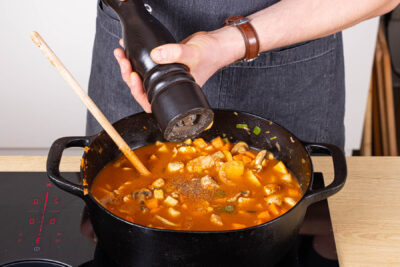 Putengulasch im Backofen mit Salz und Pfeffer abschmecken