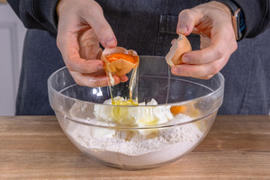 Eier in die Schüssel schlagen