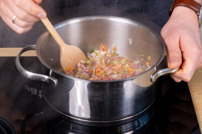Gemüsewürfel und Pancetta anbraten