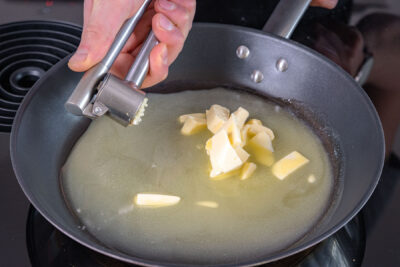 Butter mit Knoblauch schmelzen