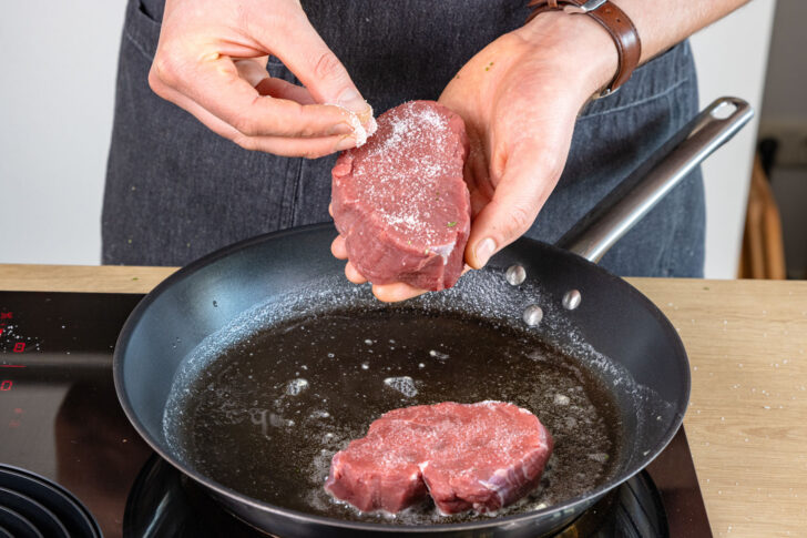 Rinderfilet salzen
