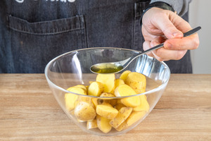 Öl zu den rohen Kartoffeln geben