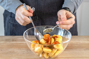 Kartoffeln mit Paprikapulver, Rosmarin und Thymian würzen