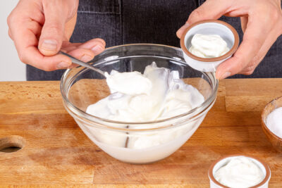 Dip in kleine Schälchen abfüllen