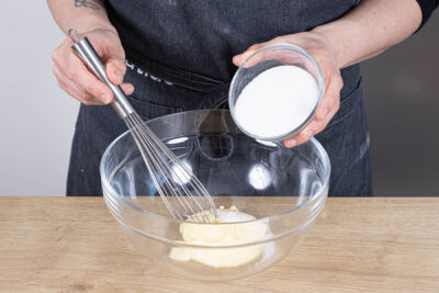 Butter und Zucker schaumig schlagen