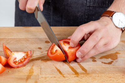 Tomate in Spalten schneiden