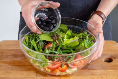 Olivenöl zum Salade Nicoise geben