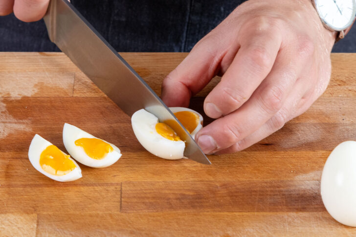 Eier in Spalten schneiden