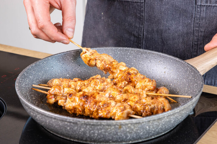 Saté-Spieße braten