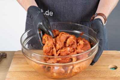 Schweinenacken mit dem Rub marinieren