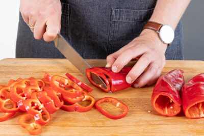 Spitzpaprika in Ringe schneiden