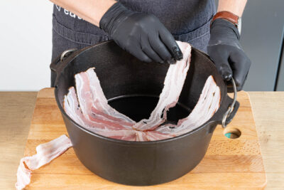 dutch Oven mit Bacon auslegen