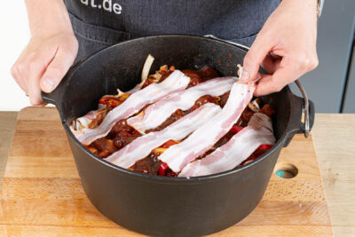 restlichen Bacon auf dem Schichtfleisch verteilen