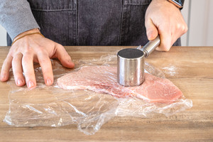 Schweineschnitzel plattieren