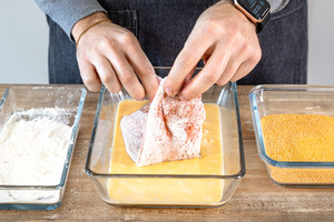 Schweineschnitzel in Ei-Sahne-Mischung wenden
