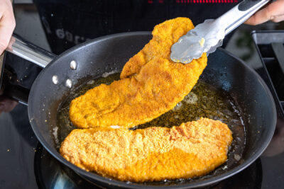 Schnitzel Wiener Art in Butterschmalz braten