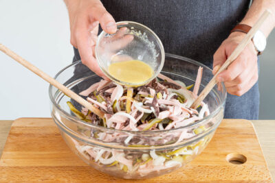 Dressing mit dem schwäbischen Wurstsalat vermengen