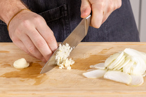 Knoblauch klein schneiden