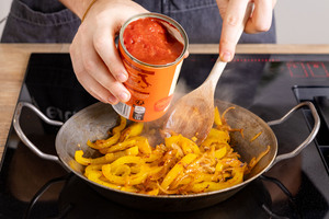 geschälte Tomaten zu dem gebratenen Gemüse geben