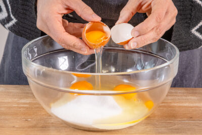 Eier in die Schüssel schlagen