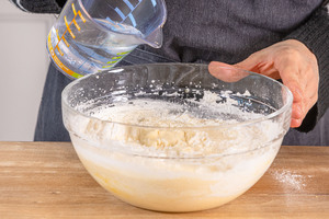 Mineralwasser hinzugeben