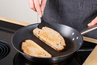 Brot in einer Pfanne anrösten