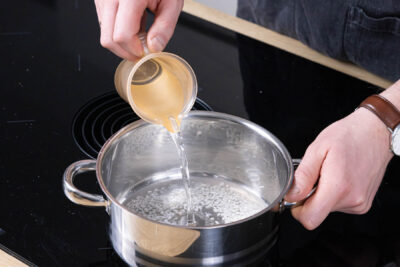 Milchreis in Wasser kochen