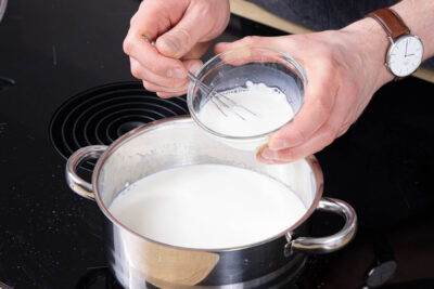 In Milch gelöste Stärke dazugeben