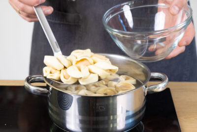 Tortellini kochen.