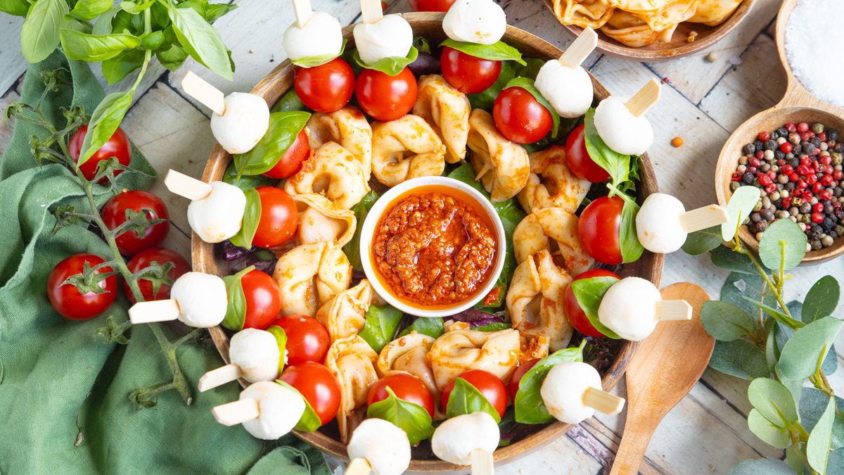 Tomaten-Mozzarella-Tortellini-Spieße