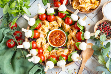 Tomaten-Mozzarella-Tortellini-Spieße