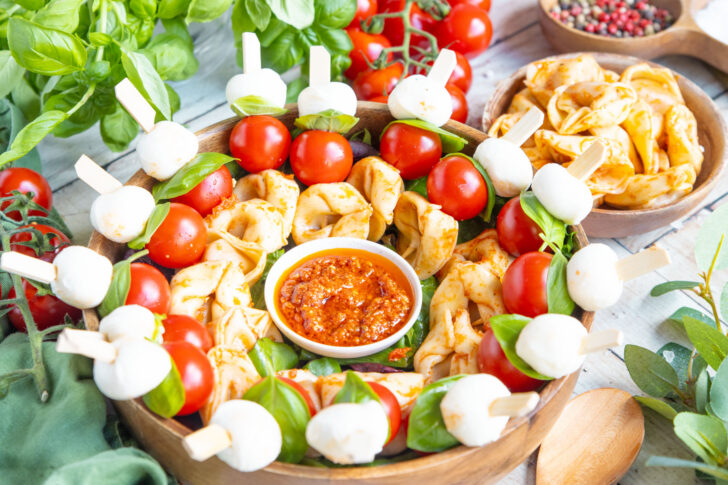 Tomaten-Mozzarella-Tortellini-Spieße