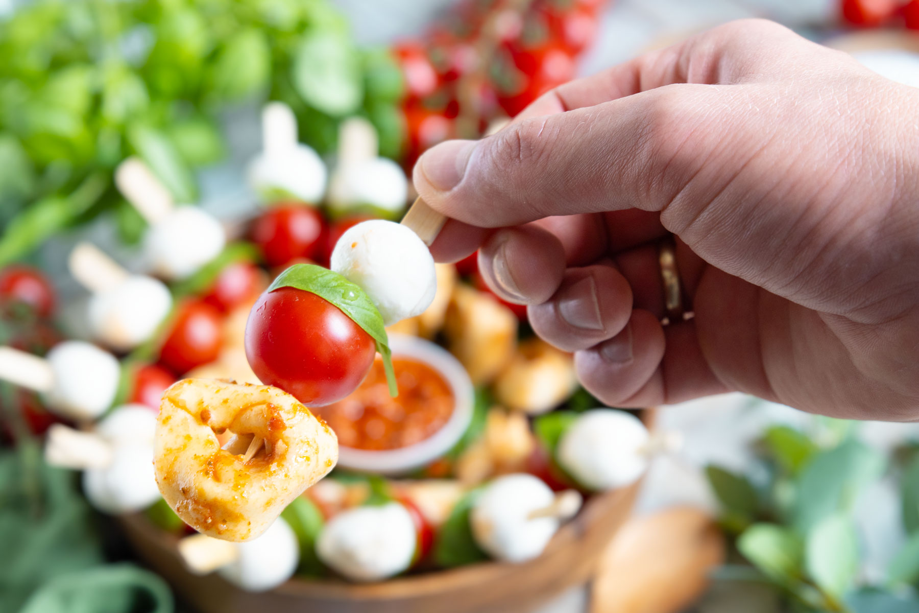 Tomaten-Mozzarella-Tortellini-Spieße