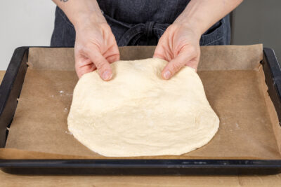 Teigfladen auf das Backblech legen