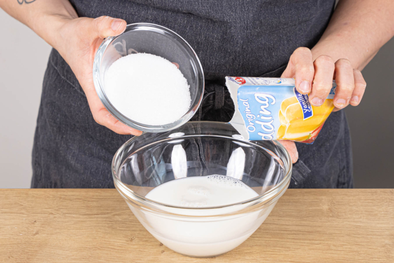 Zucker und Puddingpulver in Milch verrühren