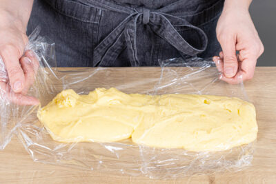 Vanillepudding zum Abkühlen in Folie wickeln