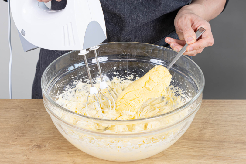 Vanillepudding unter die aufgeschlagene Butter rühren
