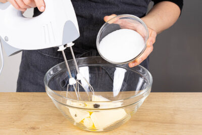 Zucker und Butter schaumig schlagen