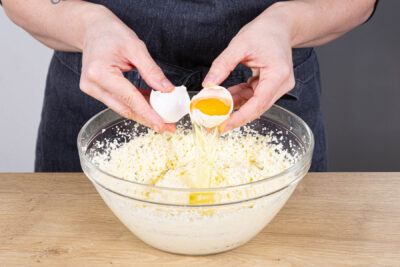 Eier unter die Butter rühren