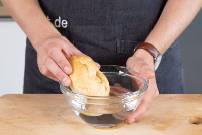 Brötchen in Wasser tauchen. 