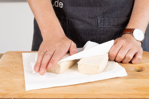 Tofu trocknen.