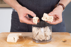 Tofu in Mixer geben.