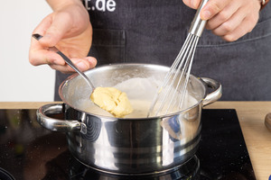 Senf in die Sauce geben