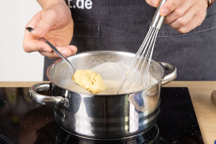Senf in die Sauce geben