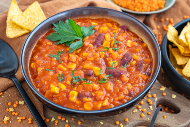 Veganes Chili sin Carne mit roten Linsen | Rezept - eat.de